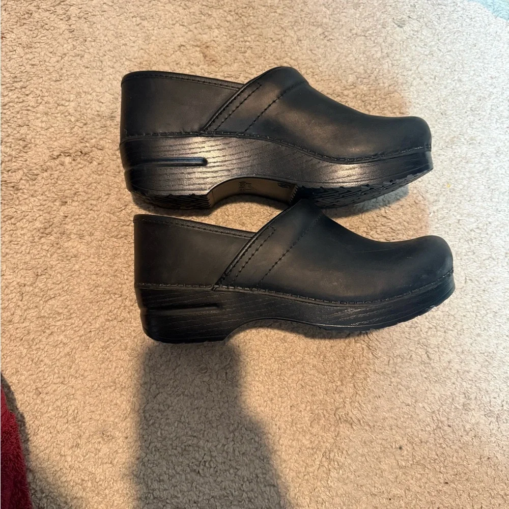 LIKE NEW Dansko Black Slip-On Clogs, Women’s 38 // 7.5-8 - Picture 2 of 10